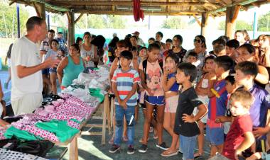 El intendente Gustavo Arrieta encabezó una nueva entrega de útiles escolares en el Barrio Libertad