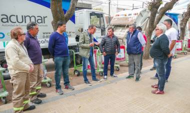 Entrega de camiones y carros de barrido para reforzar el Servicio Público