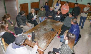 Contribución a estudiantes de Uribelarrea y análisis del contexto económico con vecinos