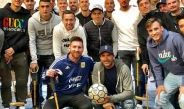 La Selección estuvo en Cañuelas y visitó la chacra de Adolfo Cambiasso