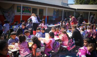 Contribuciones económicas y festejos del Día del Estudiante en instituciones educativas de Ruta 3