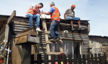 Continúa la asistencia municipal en Máximo Paz por el temporal del viernes