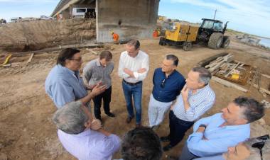Arrieta supervisó desde el territorio la habilitación del puente sobre el Río Salado