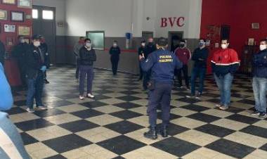 La Policía Ecológica realizó tareas de desinfección y capacitación en el cuartel de Bomberos.