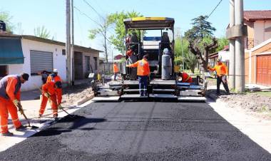 Avanzan las obras de asfalto en barrios y localidades del Partido
