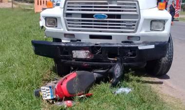 Un joven murió en un fatal accidente entre un camión y una moto