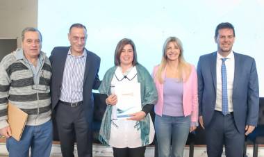 La intendenta firmó convenios para iluminar la autopista y construir un nuevo destacamento