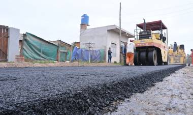 CONTINÚAN LAS OBRAS DE ASFALTO EN BARRIOS Y LOCALIDADES