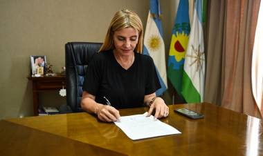  Marisa Fassi autorizó la entrega de un bono de $100.000 para cada municipal