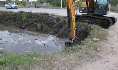 Importante operativo de mejoras pluviales en Máximo Paz