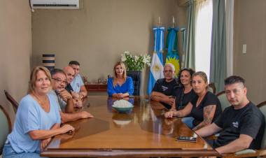 La intendenta recibió a bomberos y vecinos de Uribelarrea