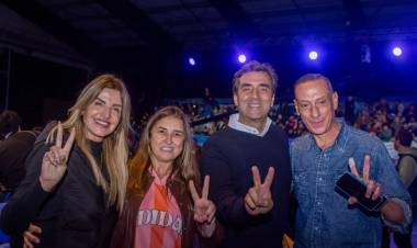 Marisa Fassi y Gustavo Arrieta presentes en el acto de Cristina