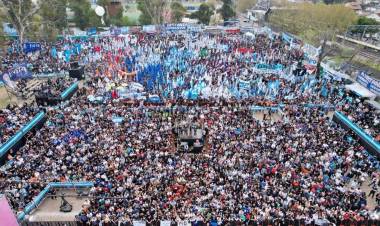 Kicillof cerró en Avellaneda el multitudinario acto de "MDF"