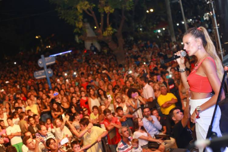 Multitudinaria celebración en la plaza San Martín por el 197° Aniversario