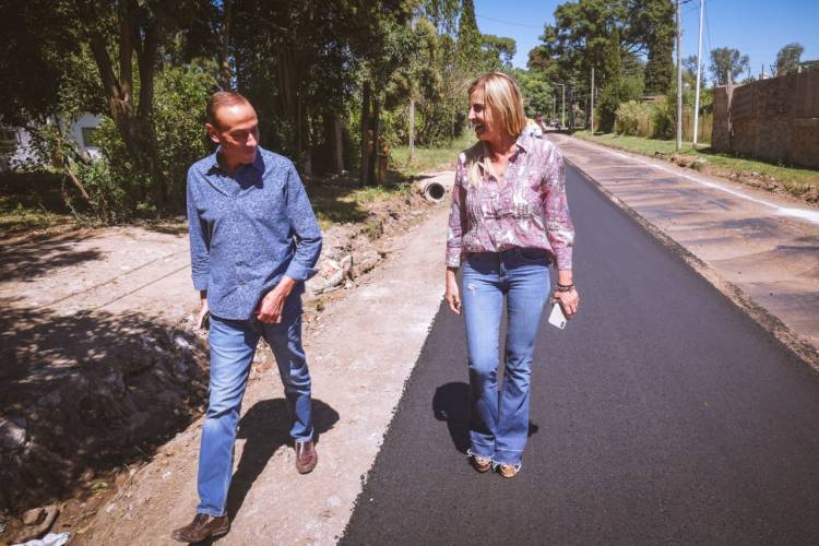 El Municipio continúa con el asfalto en localidades de Ruta 3