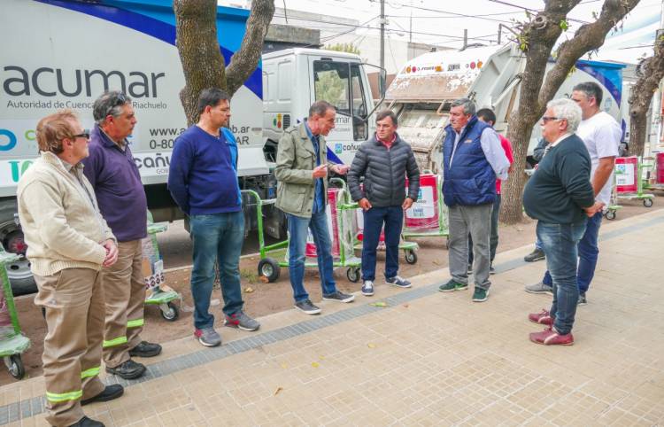 Entrega de camiones y carros de barrido para reforzar el Servicio Público