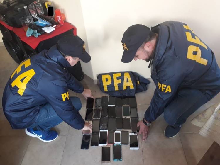Allanamiento en Cañuelas de la Policía Federal para atrapar una banda que cometía delitos tecnológicos