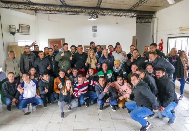 Marisa Fassi colaboró con la granja “Revivir” y almorzó con los jóvenes en recuperación