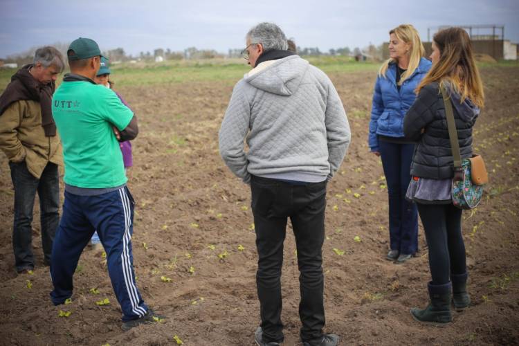 Firma de convenio para comenzar proyecto de agricultura familiar