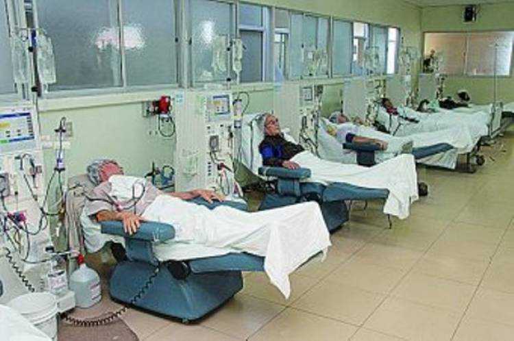 Reunión con directivos de un centro de diálisis y un grupo de pacientes