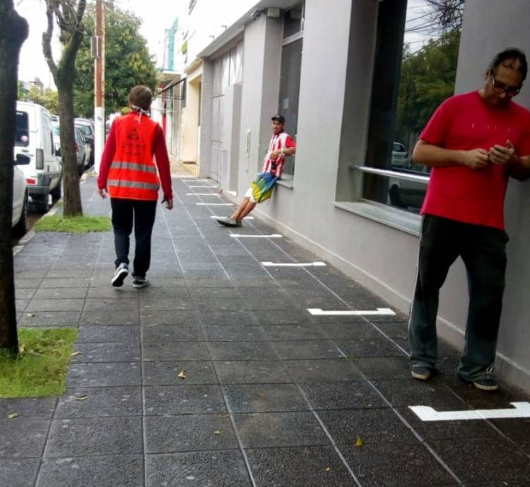 El Municipio demarca las veredas de bancos para mantener la distancia