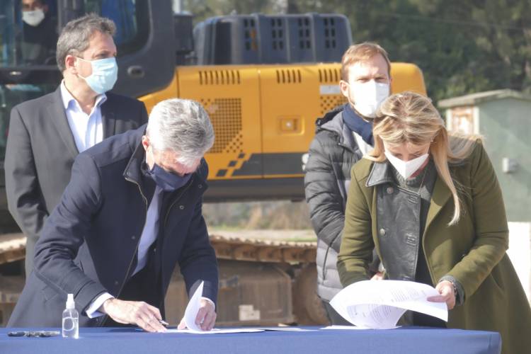 La intendenta firmó un impartantísimo acuerdo con el Ministro de Transporte