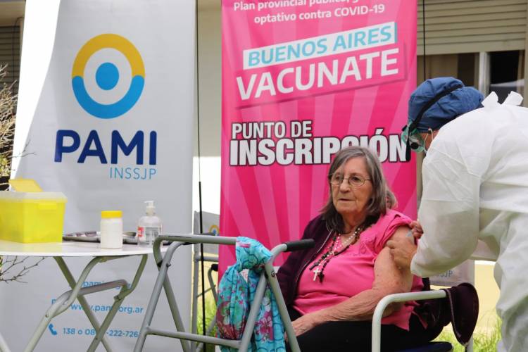 COVID-19: Vacunaron a abuelas y  abuelos del Hogar San José