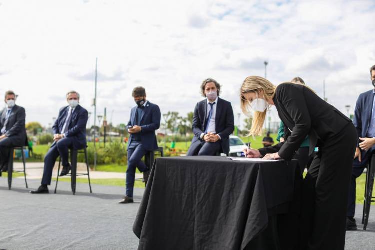 Marisa Fassi firmó la adhesión al programa “Paradas Seguras” en un emotivo acto
