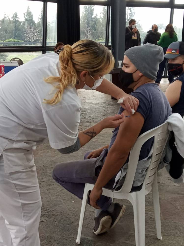 Covid-19: intensivo operativo de vacunación en el Parque Industrial