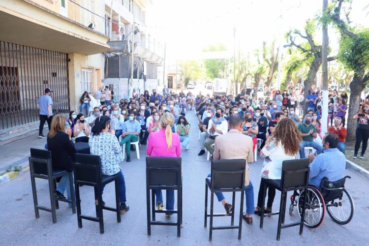 Obras para el Bicentenario: la intendenta Marisa Fassi suscribió acuerdos de obras viales, educativas y financiamiento para la recuperación del Cine Teatro