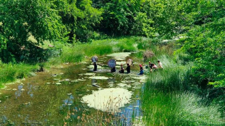 Jóvenes de "Volveré"  recrearon el cruce del río Matanza para conmemorar el Día de la Militancia