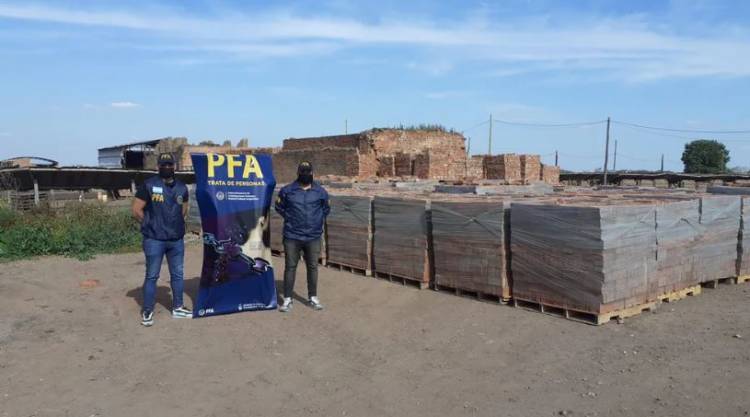 Rescatan de un horno de ladrillo de la Ruta 6 a 21 personas que eran sometidas a trabajo esclavo