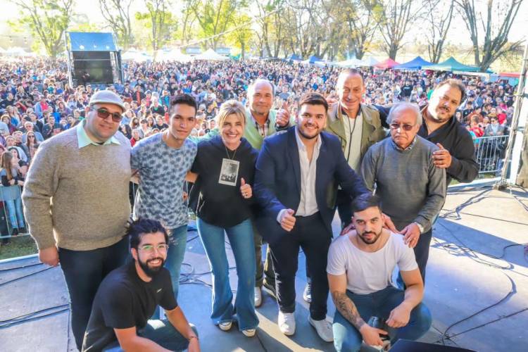 Multitudinario festejo por el Día del Trabajador y Trabajadora en Uribelarrea