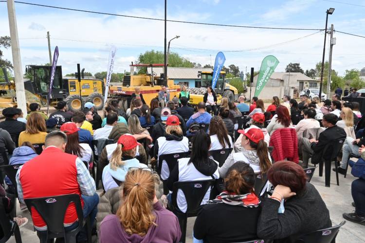 Dio inicio la obra de asfalto en el barrio Guzzetti