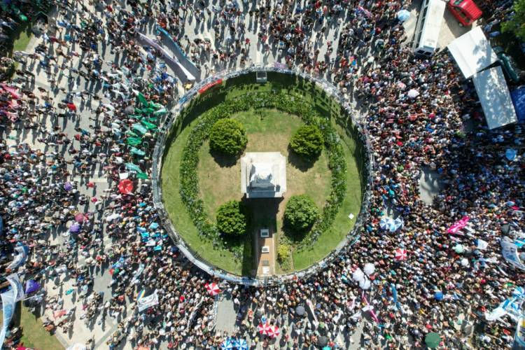 “Amor con amor se paga”, fue el lema de la multitud que acompañó el entierro de los restos de Hebe de Bonafini en Plaza de Mayo