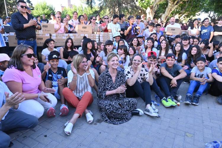 Más de 800 estudiantes recibieron su netbook