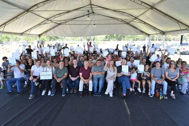 CAÑUELAS MI LUGAR: 63 FAMILIAS RECIBIERON SU LOTE EN ALEJANDRO PETIÓN