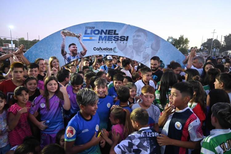 En Máximo Paz, se inauguró el estadio de césped sintético "Lionel Messi"