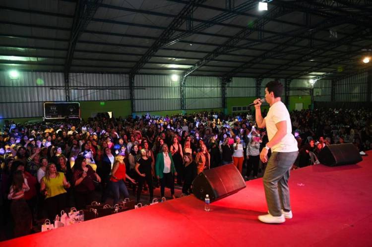Los maestros y maestras celebraron su día con una fiesta multitudinaria