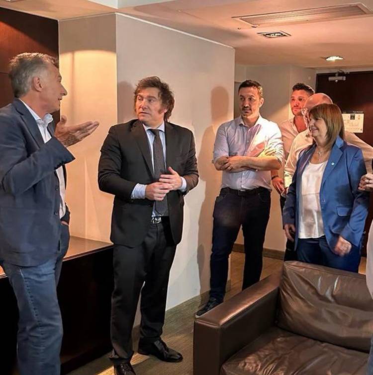 De Titiriteros, Ausencias y Traiciones