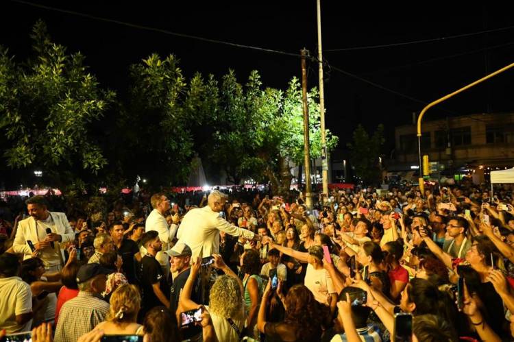 Cañuelas celebró su aniversario con un multitudinario show de "Destino San Javier" y "Cenizas"