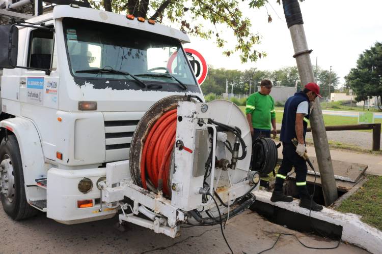 Tareas de limpieza en bocas de tormenta en todo Cañuelas