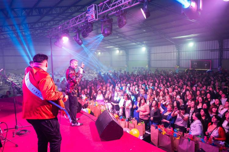 Multitudinaria celebración por el Día del Maestro