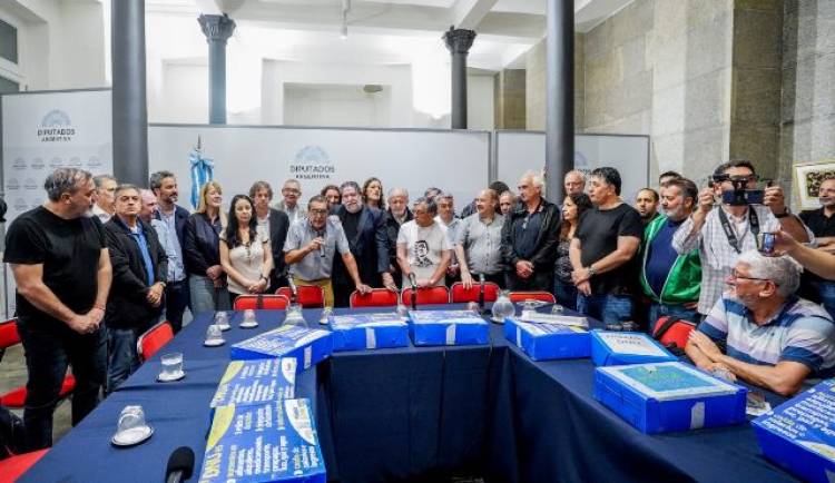 La CTA y 60 organizaciones presentaron en el Congreso las firmas contra el DNU 70/23