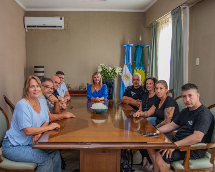 La intendenta recibió a bomberos y vecinos de Uribelarrea