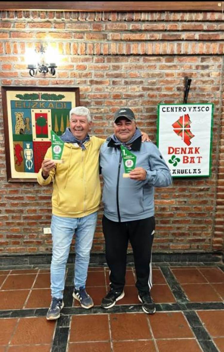 El Centro Vasco "Denak Bat" tiene nuevos campeones de mus: Gauna-Bonavita