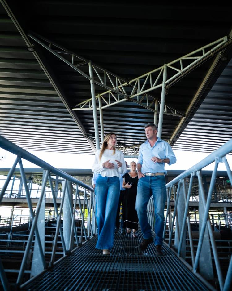 MARISA FASSI RECORRIÓ EL MERCADO AGROGANADERO DE CAÑUELAS