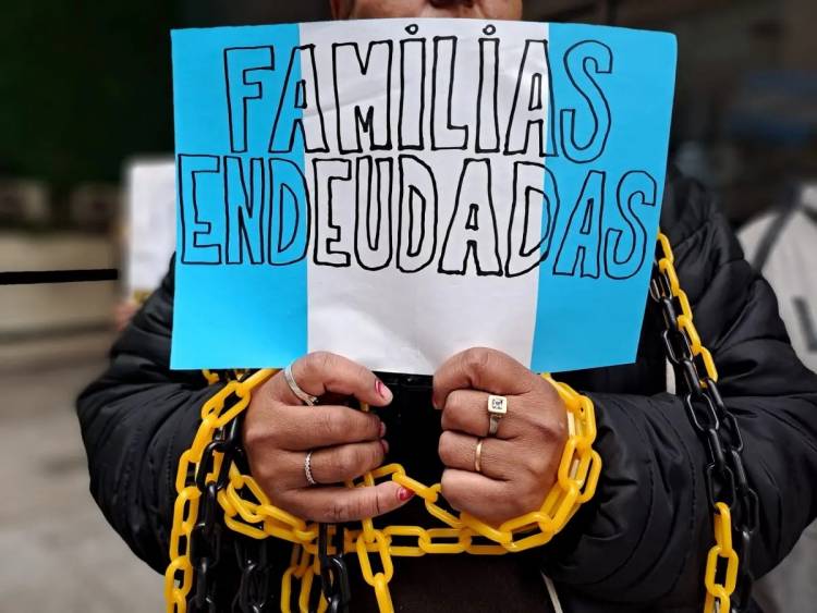Crisis de ingresos: la mayoría de los endeudados lo hizo para pagar alimentos, salud, tarifas y servicios
