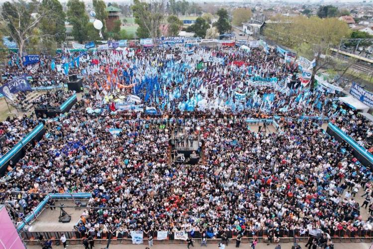 Kicillof cerró en Avellaneda el multitudinario acto de "MDF"