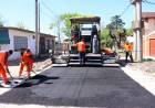Avanzan las obras de asfalto en barrios y localidades del Partido